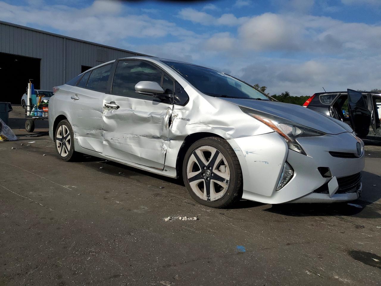 2016 Toyota Prius Three Touring - Image 4