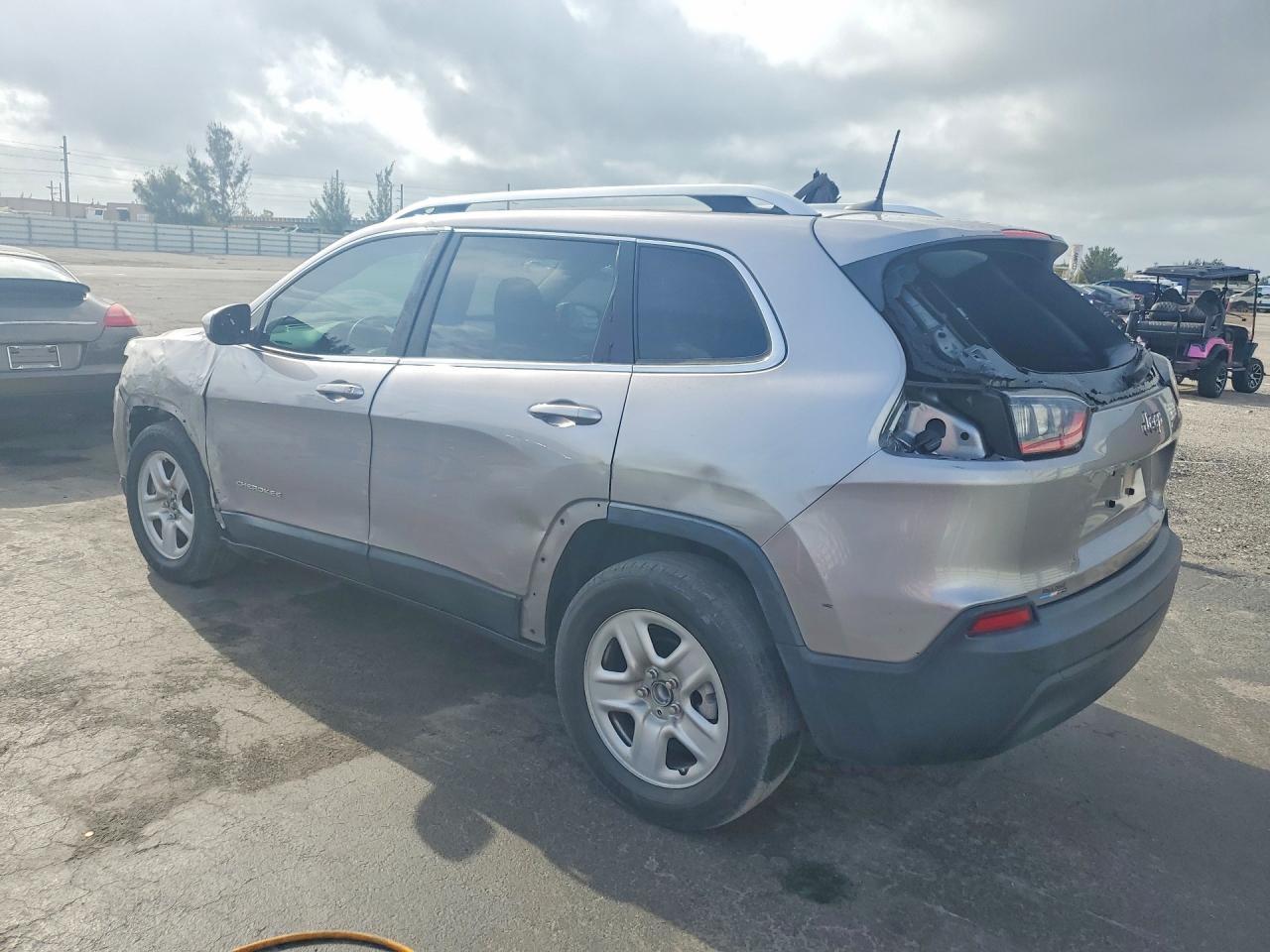 2019 Jeep Cherokee Latitude - Image 2