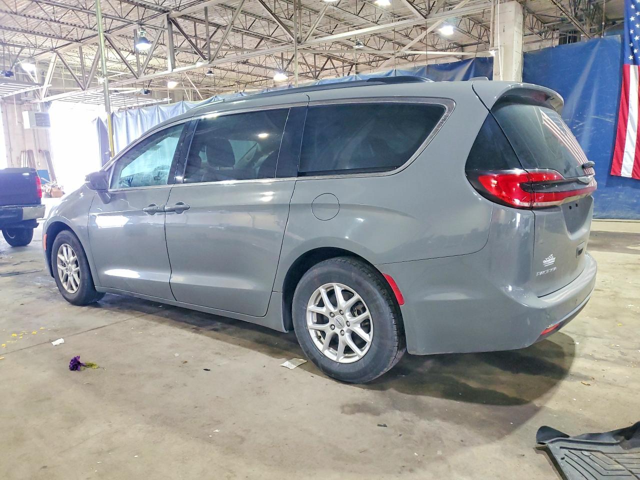 2022 Chrysler Pacifica Touring L - Image 2