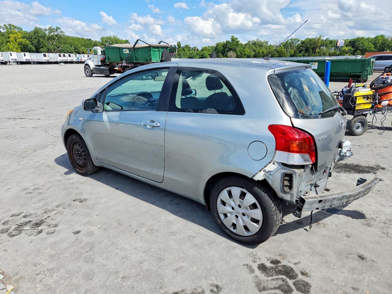 2011 Toyota Yaris Base - Фото 2
