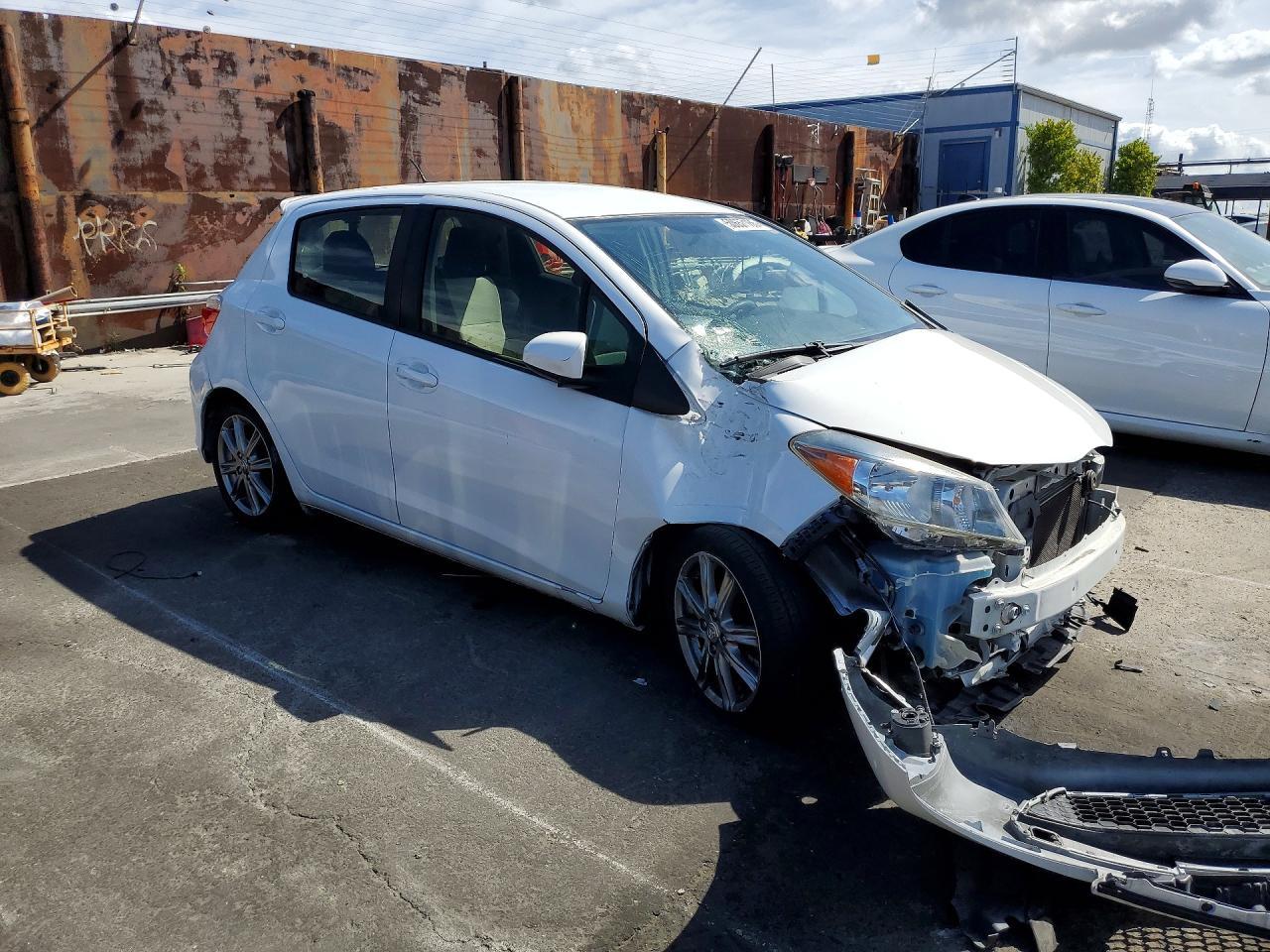 2013 Toyota Yaris 5-Door Se - Фото 4