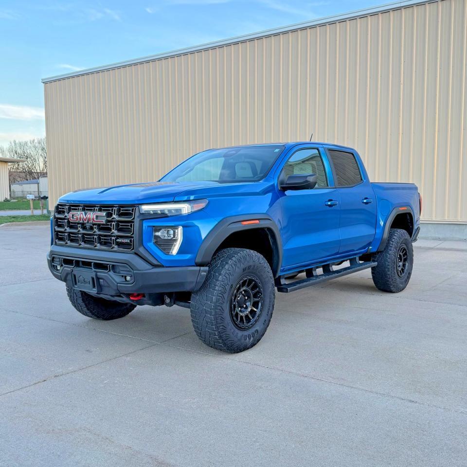 2024 GMC Canyon At4X - Image 2