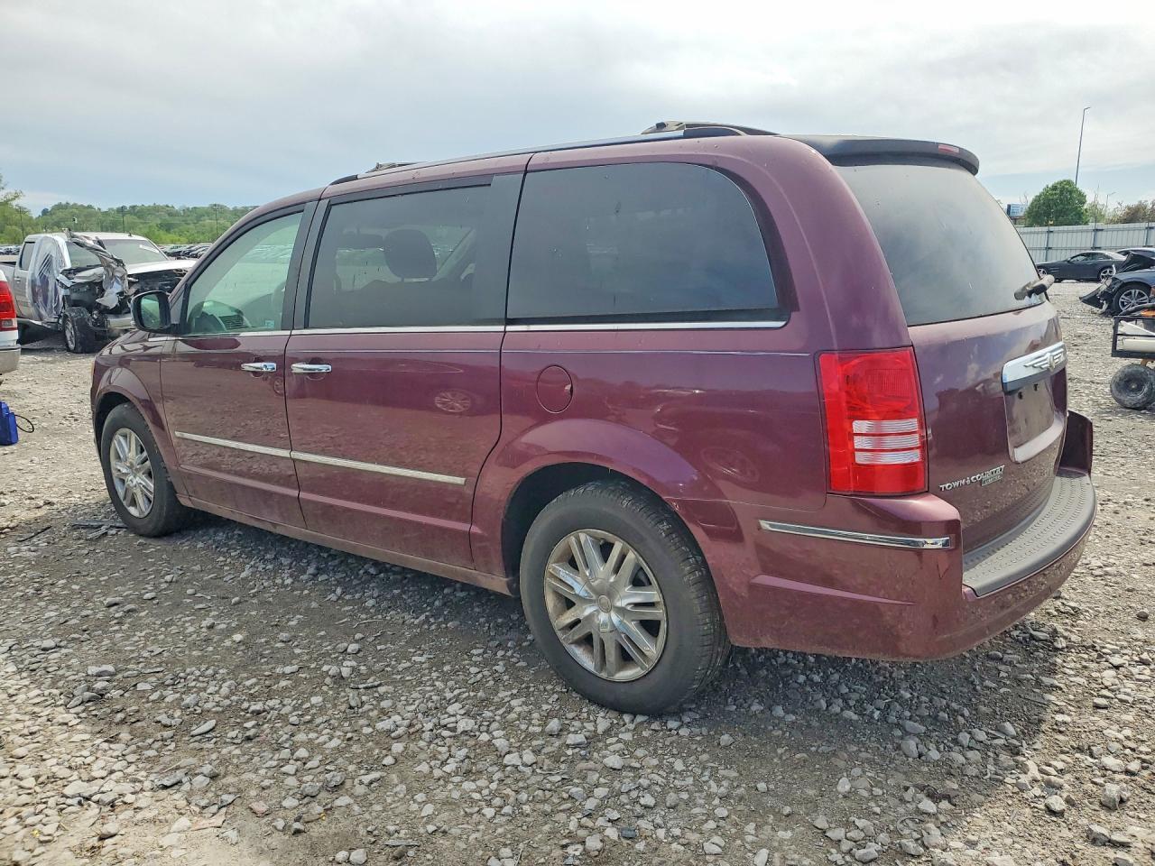 2008 Chrysler Town And Country - Image 2