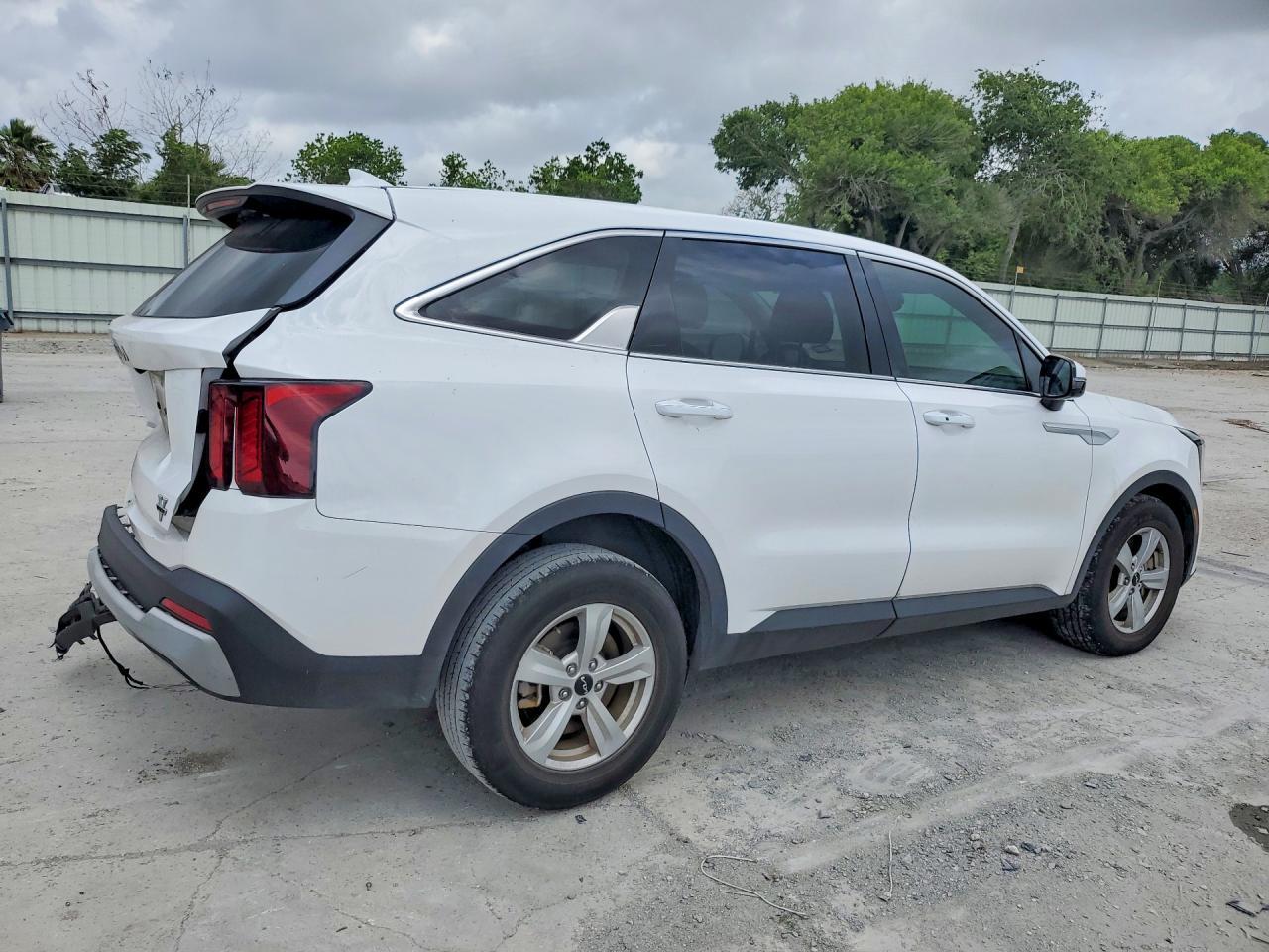 2024 Kia Sorento Lx - Image 3