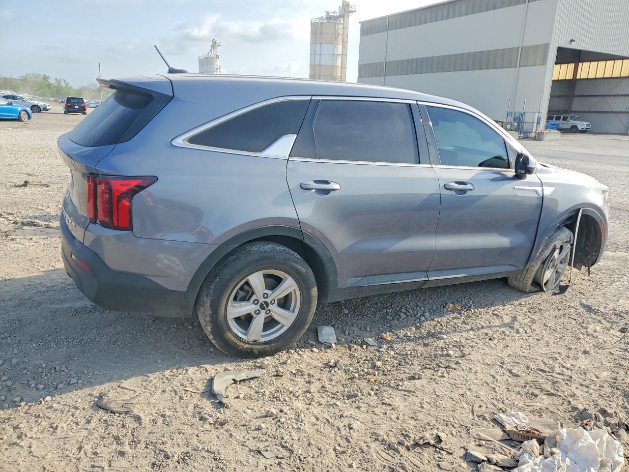 2022 Kia Sorento Lx - Image 3