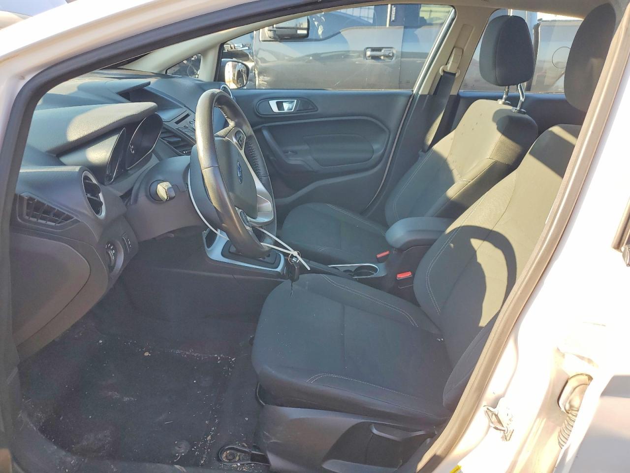 2016 Ford Fiesta Se - Фото 7