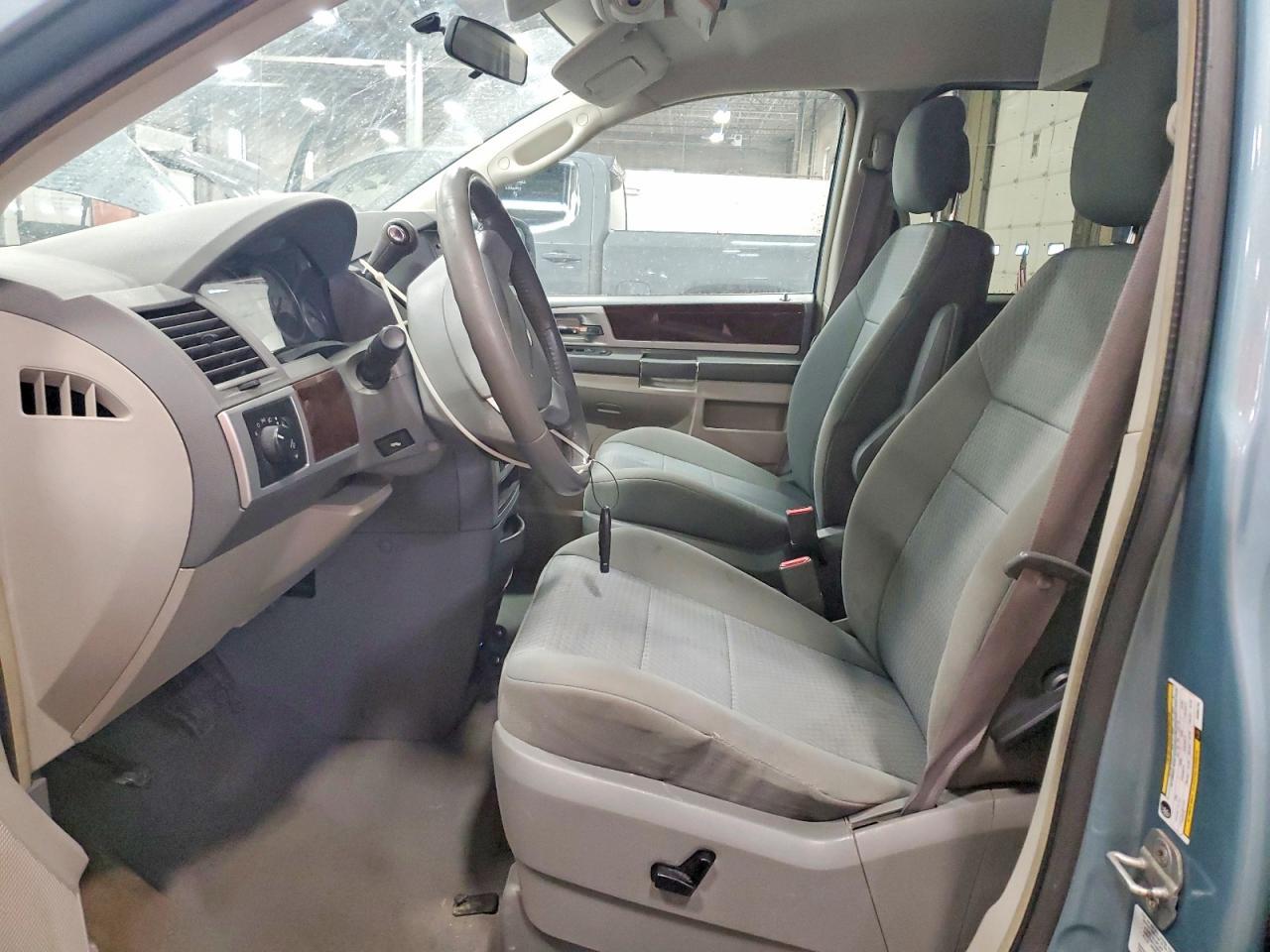 2010 Chrysler Town & Country Touring - Image 7