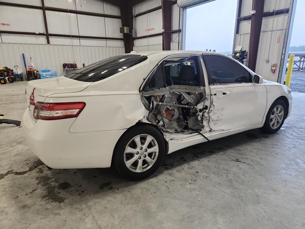 2011 Toyota Camry Le - Фото 3