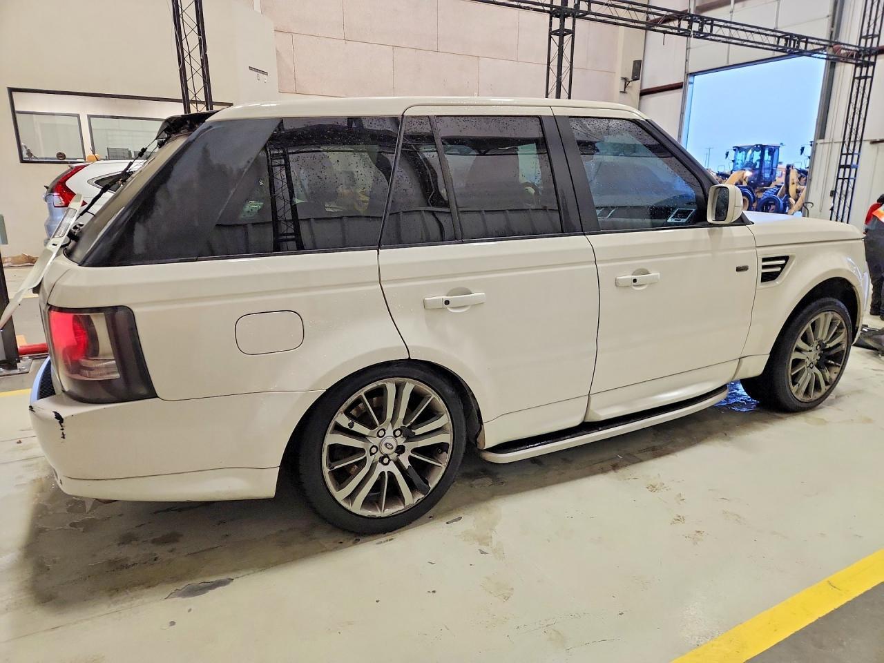 2010 Land Rover Range Rover Sport Lux - Image 3