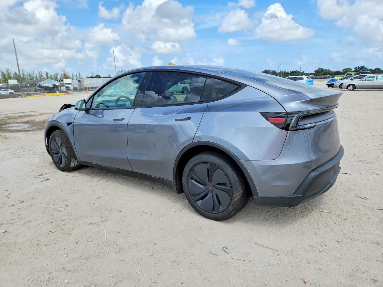 2026 Tesla Model Y - Фото 2