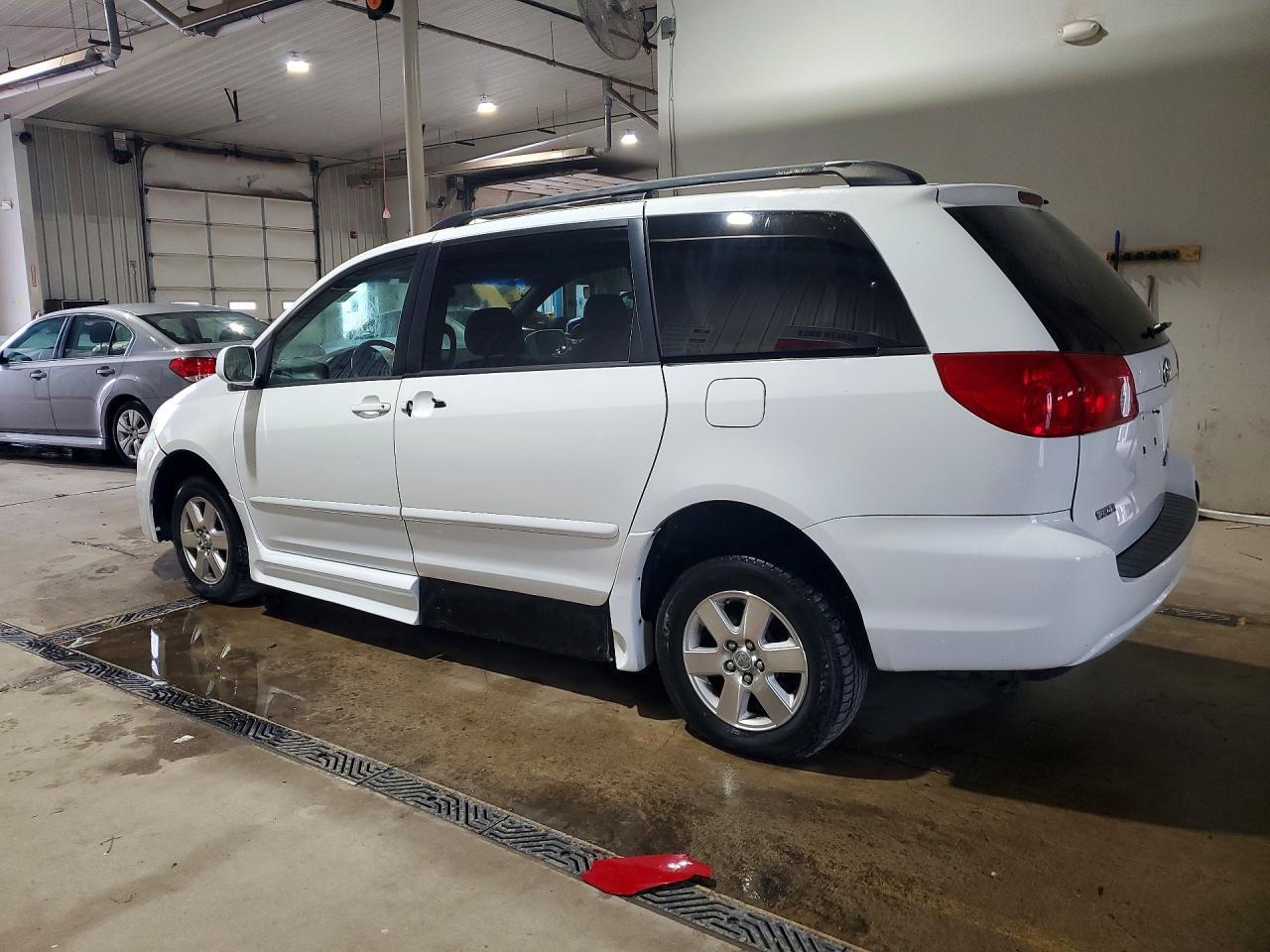 2006 Toyota Sienna Xle 7 Passenger - Фото 2