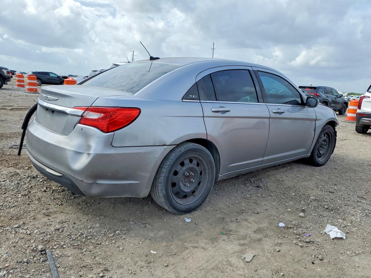 2013 Chrysler 200 Lx - Image 3