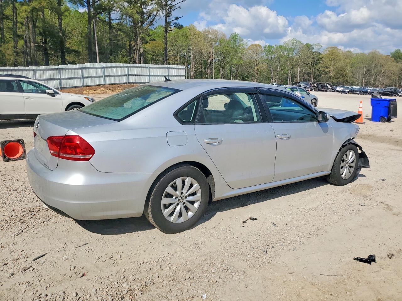 2013 Volkswagen Passat S - Image 3