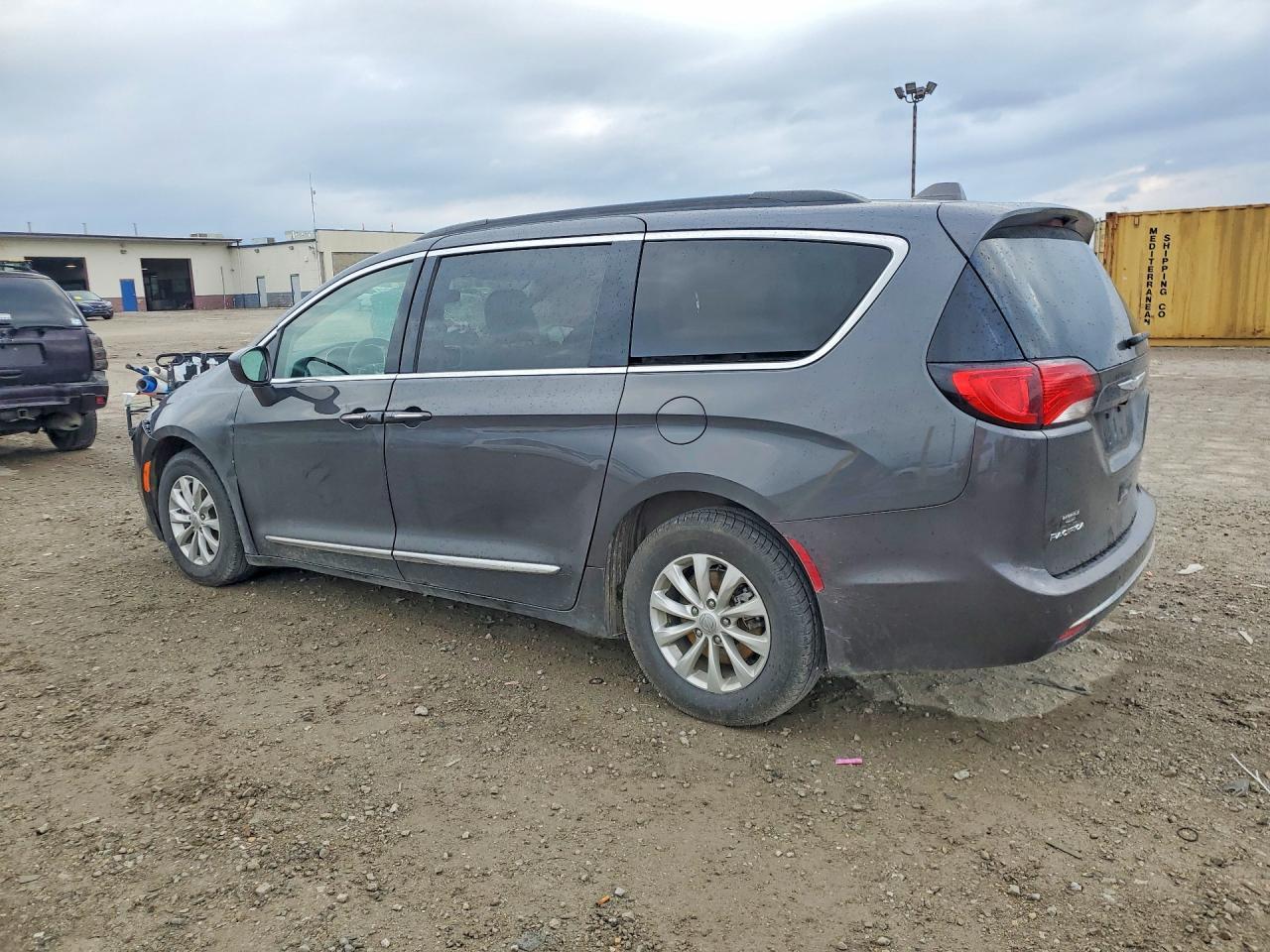 2017 Chrysler Pacifica Touring L - Image 2