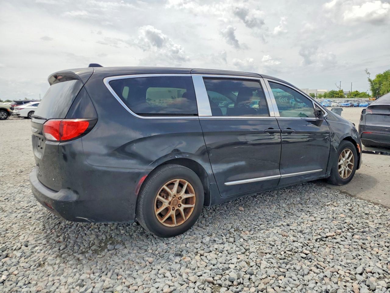 2017 Chrysler Pacifica Lx - Image 3