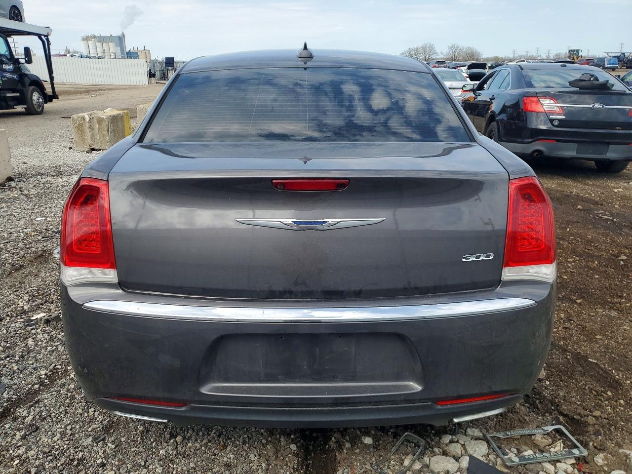 2016 Chrysler 300 Limited - Фото 6