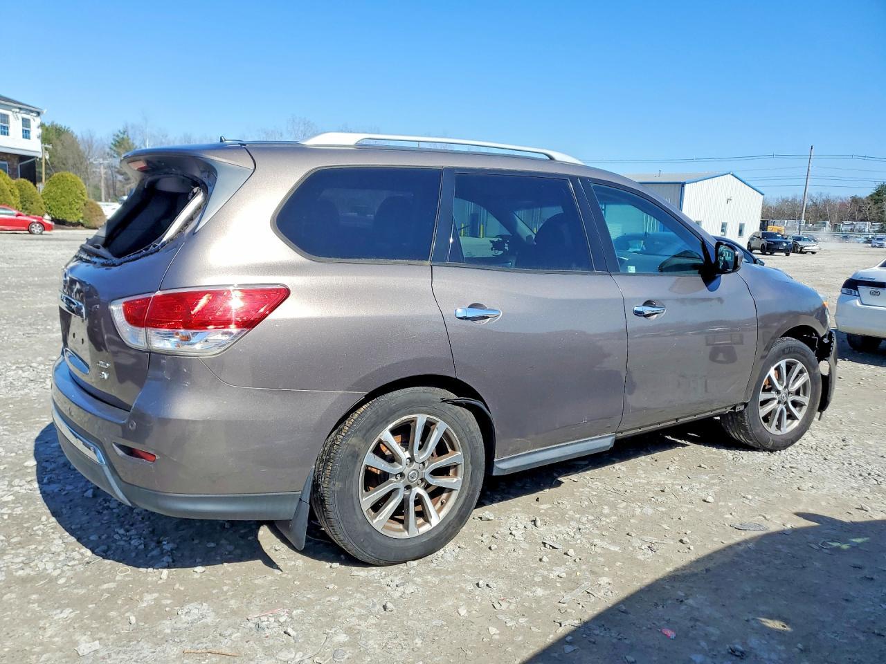 2013 Nissan Pathfinder S - Image 3