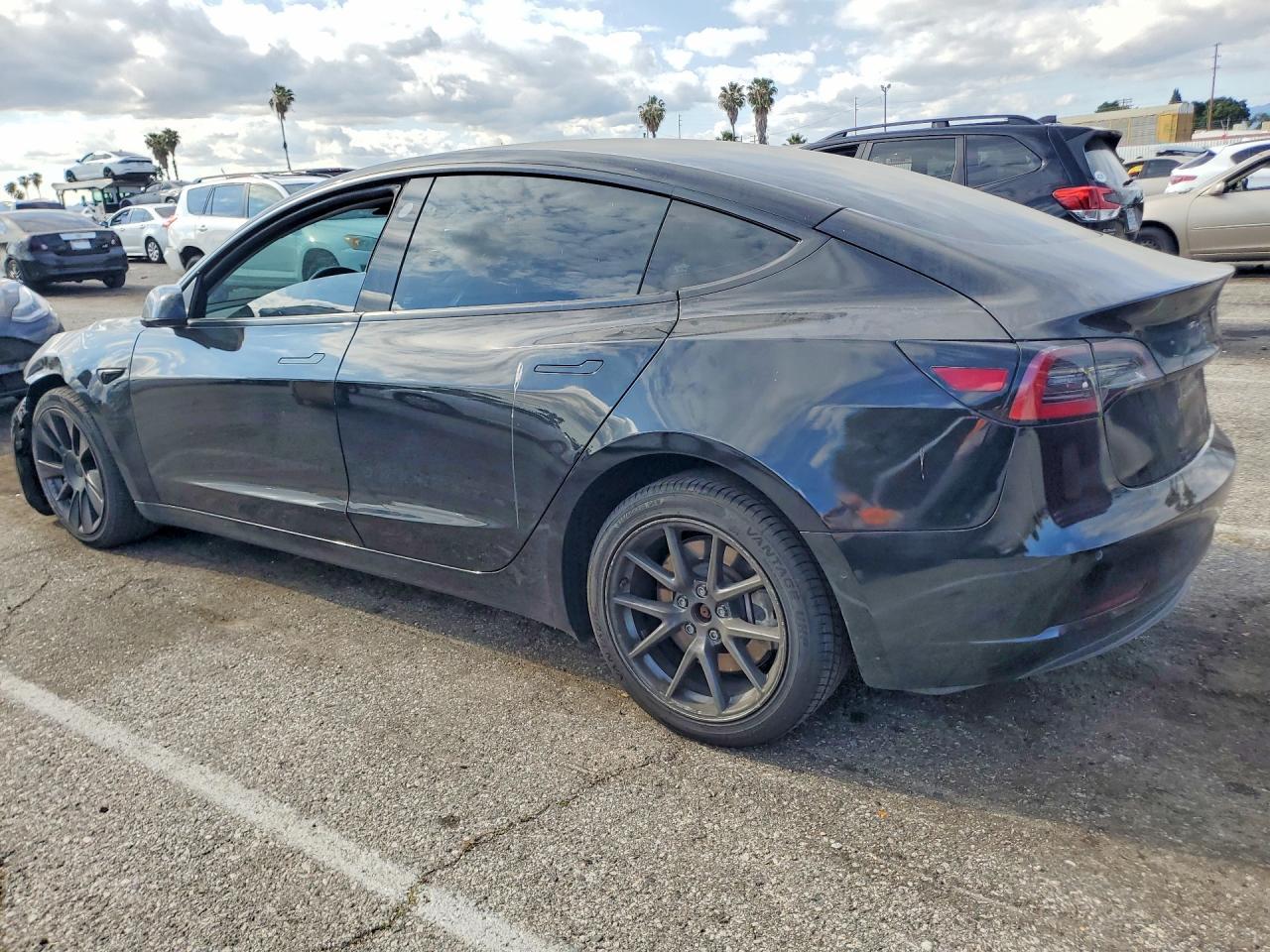 2022 Tesla Model 3 - Фото 2