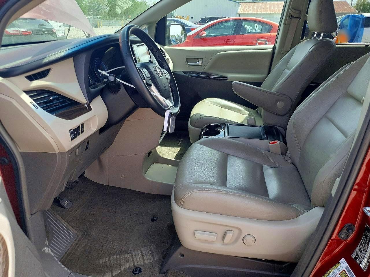 2017 Toyota Sienna Xle Premium 7-Passenger - Image 7