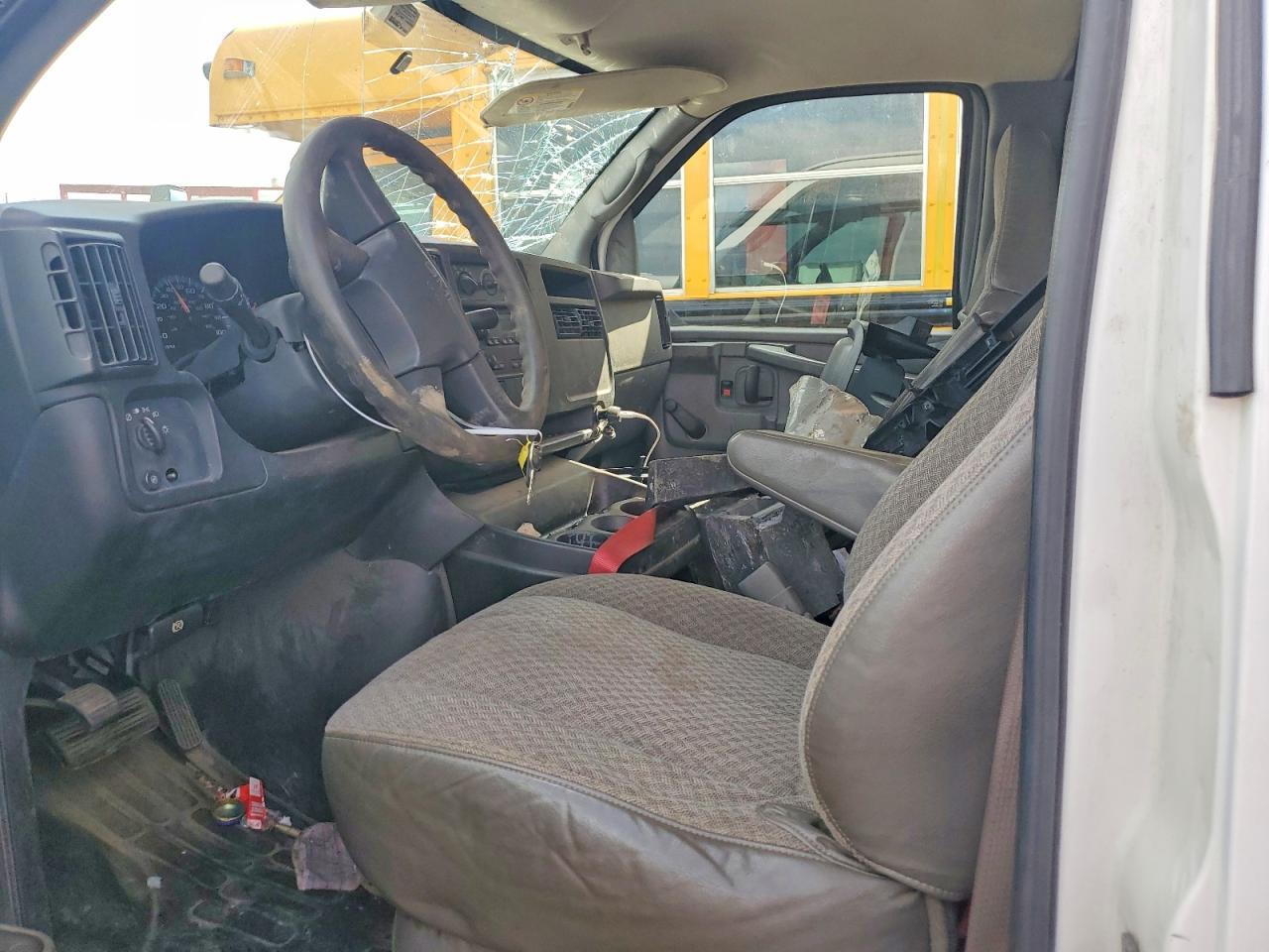 2005 GMC Savana Box Truck - Image 7