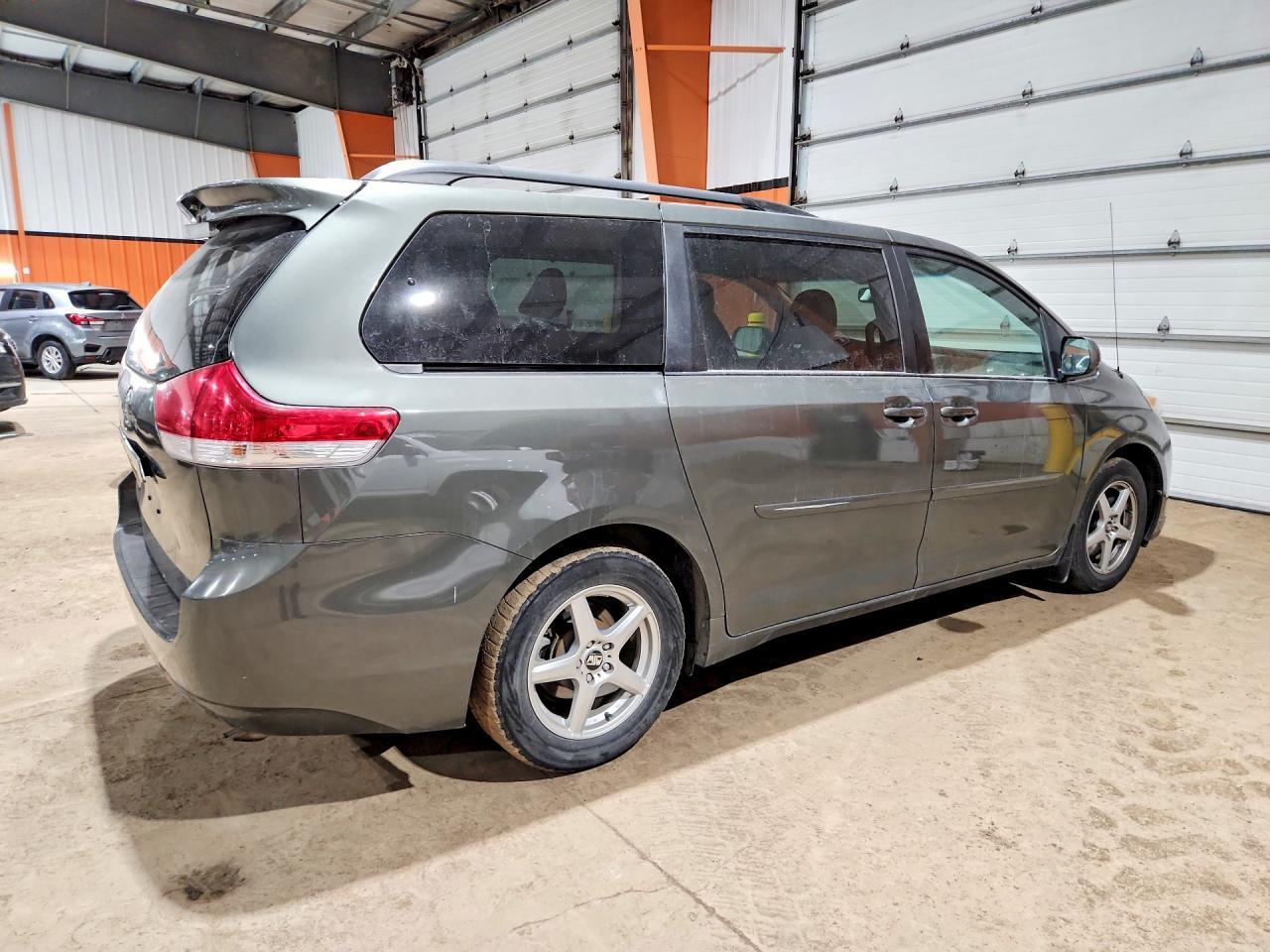 2013 Toyota Sienna Le 8-Passenger - Фото 3
