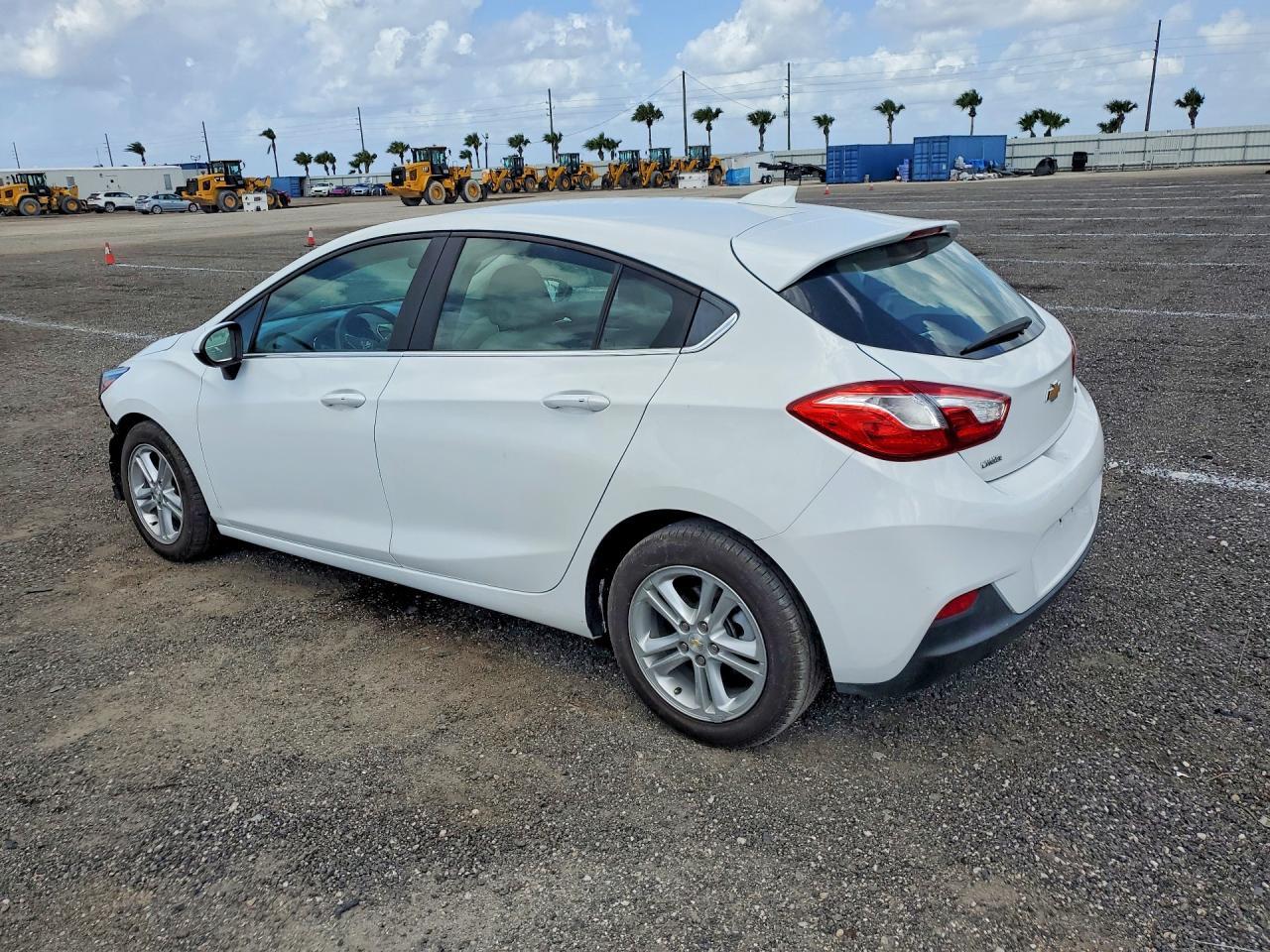 2017 Chevrolet Cruze Lt - Image 2