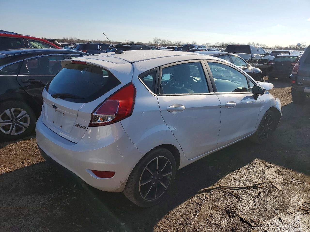 2016 Ford Fiesta Se - Фото 3