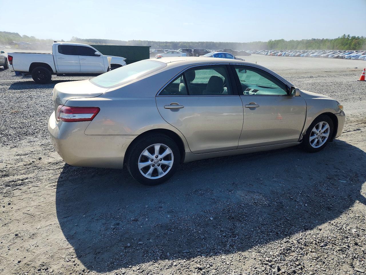 2011 Toyota Camry Le - Image 3