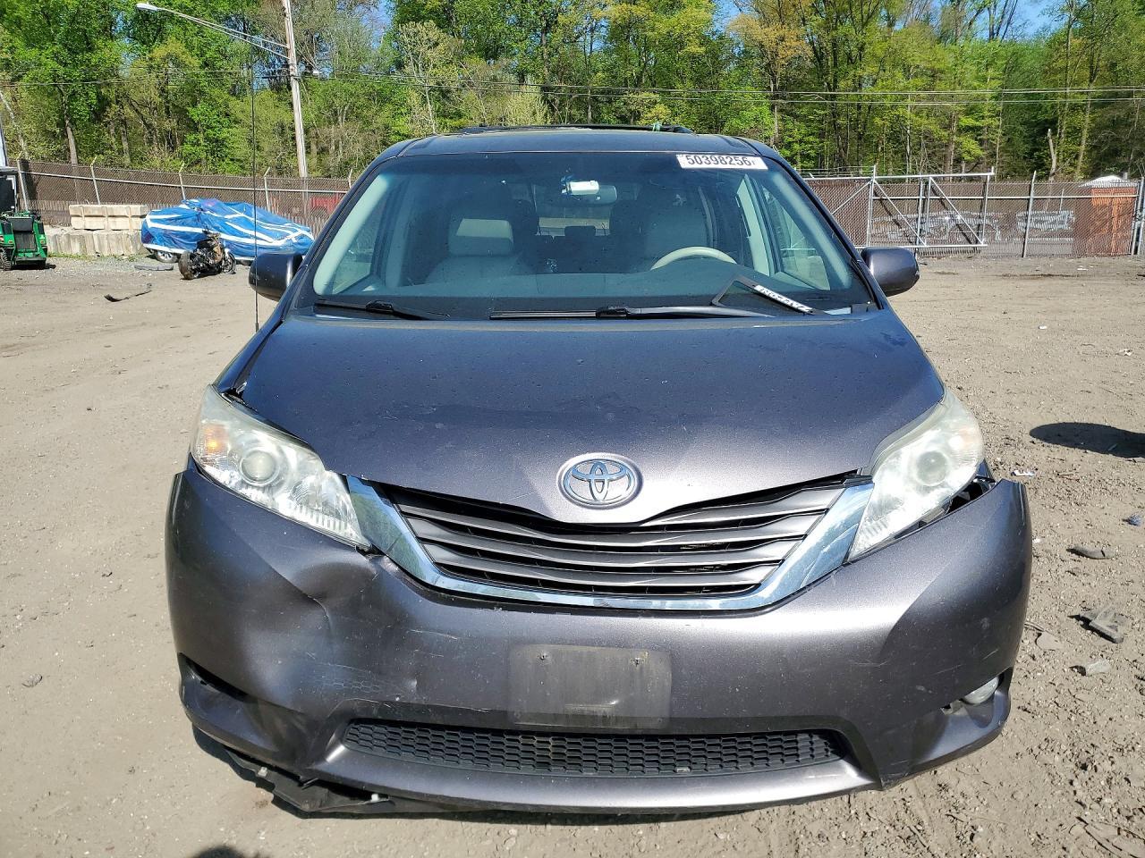 2012 Toyota Sienna Xle 8-Passenger - Image 5