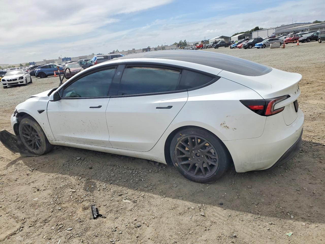 2024 Tesla Model 3 - Фото 2