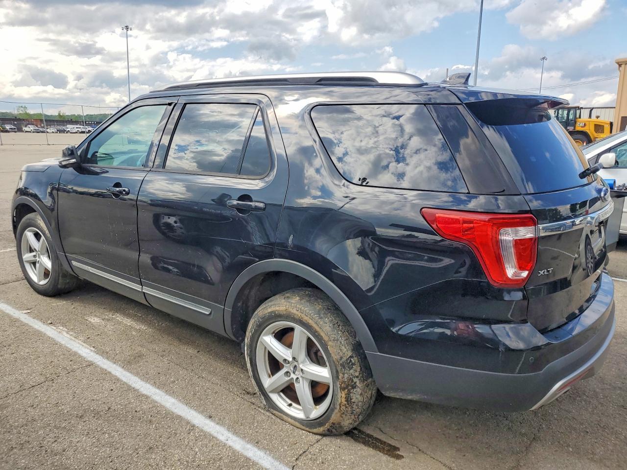 2016 Ford Explorer Xlt - Image 2