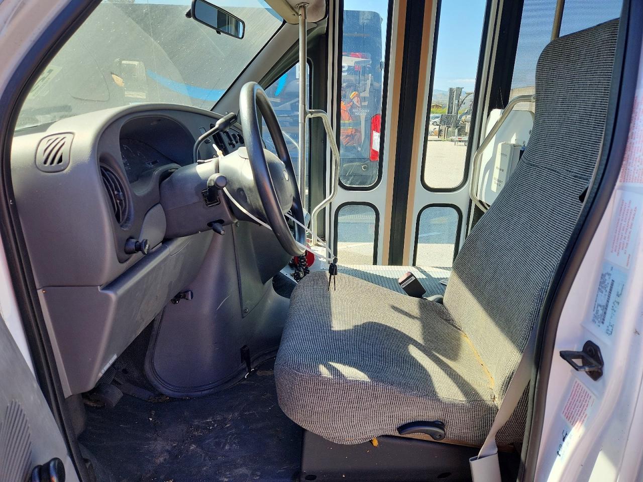 2003 Ford Econoline E450 Super Duty Cutaway Van - Image 7