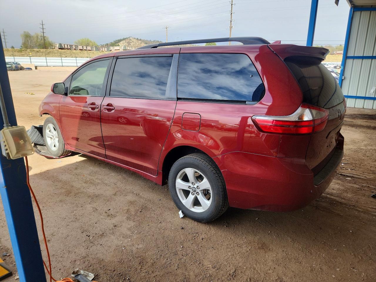 2018 Toyota Sienna Le 8-Passenger - Фото 2