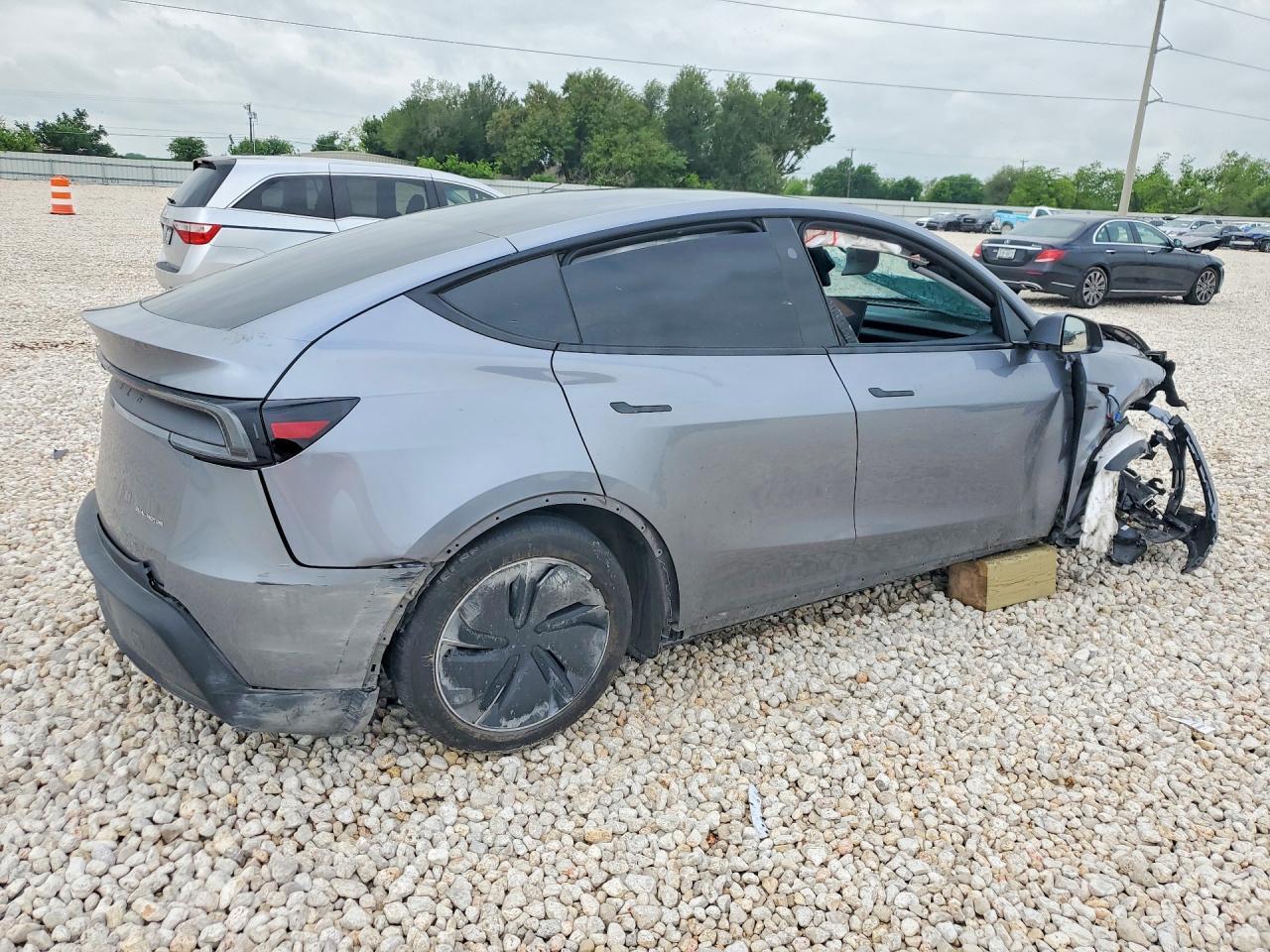2026 Tesla Model Y - Фото 3