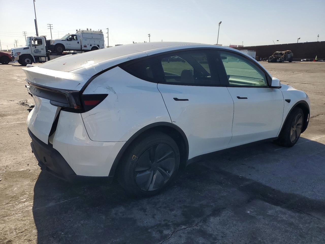 2026 Tesla Model Y - Фото 3