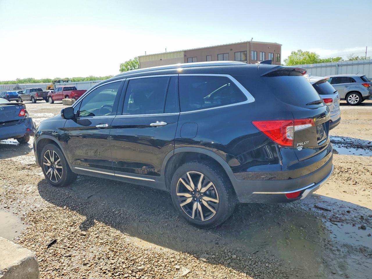 2019 Honda Pilot Touring - Image 2
