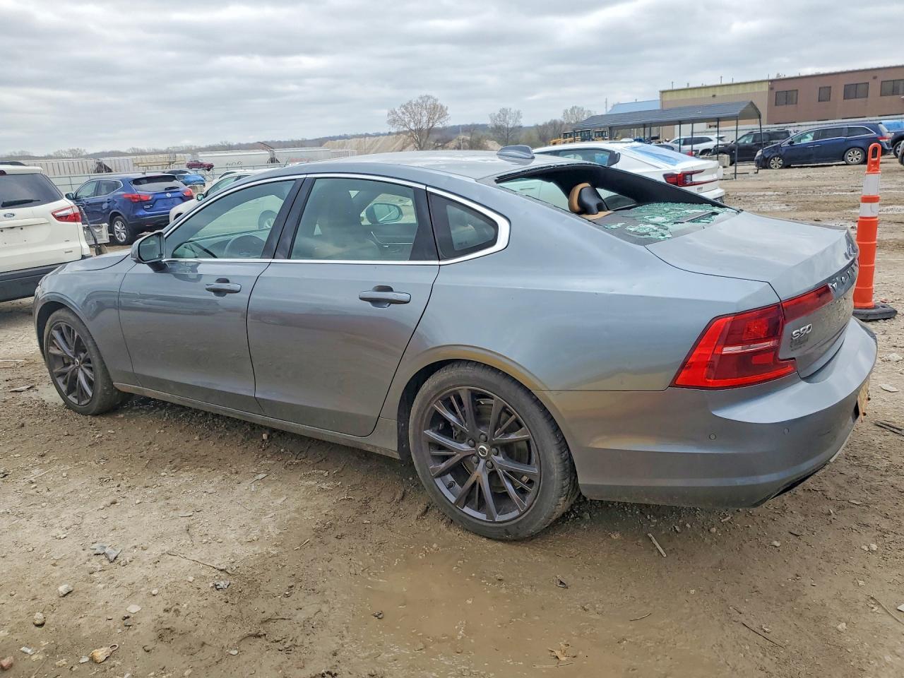 2017 Volvo S90 T6 Momentum - Image 2