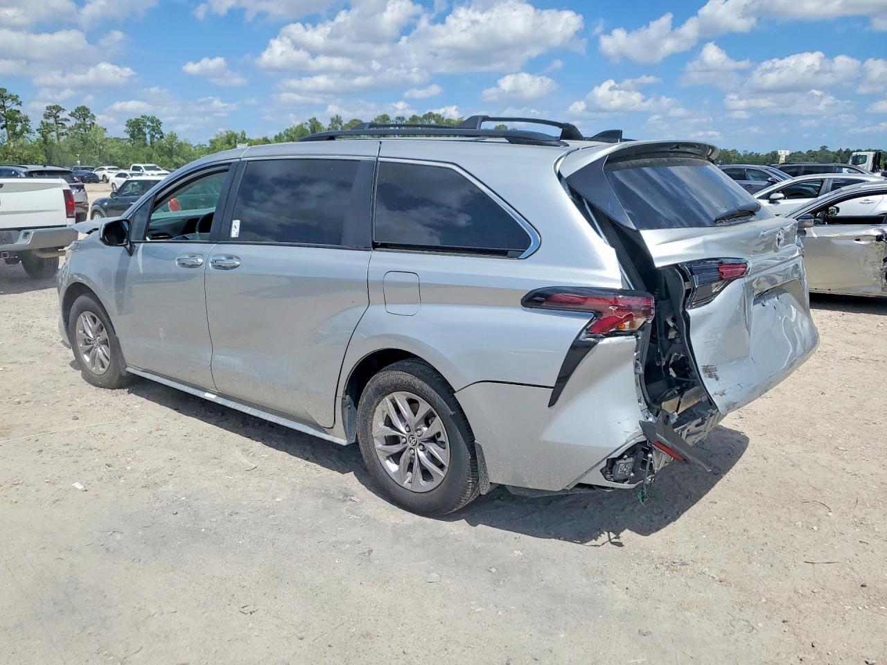 2025 Toyota Sienna Xle 8-Passenger - Image 2