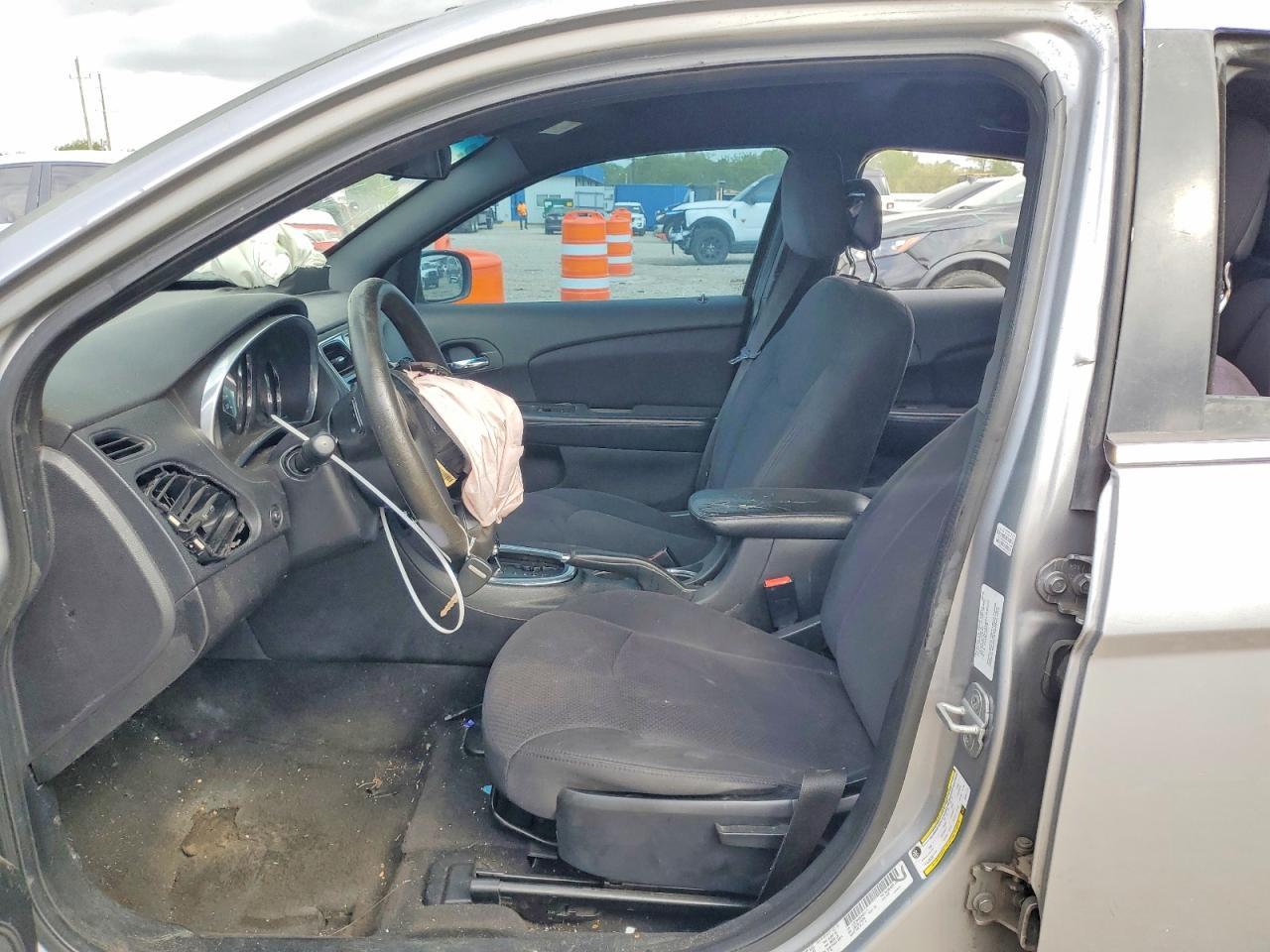 2013 Chrysler 200 Lx - Image 7