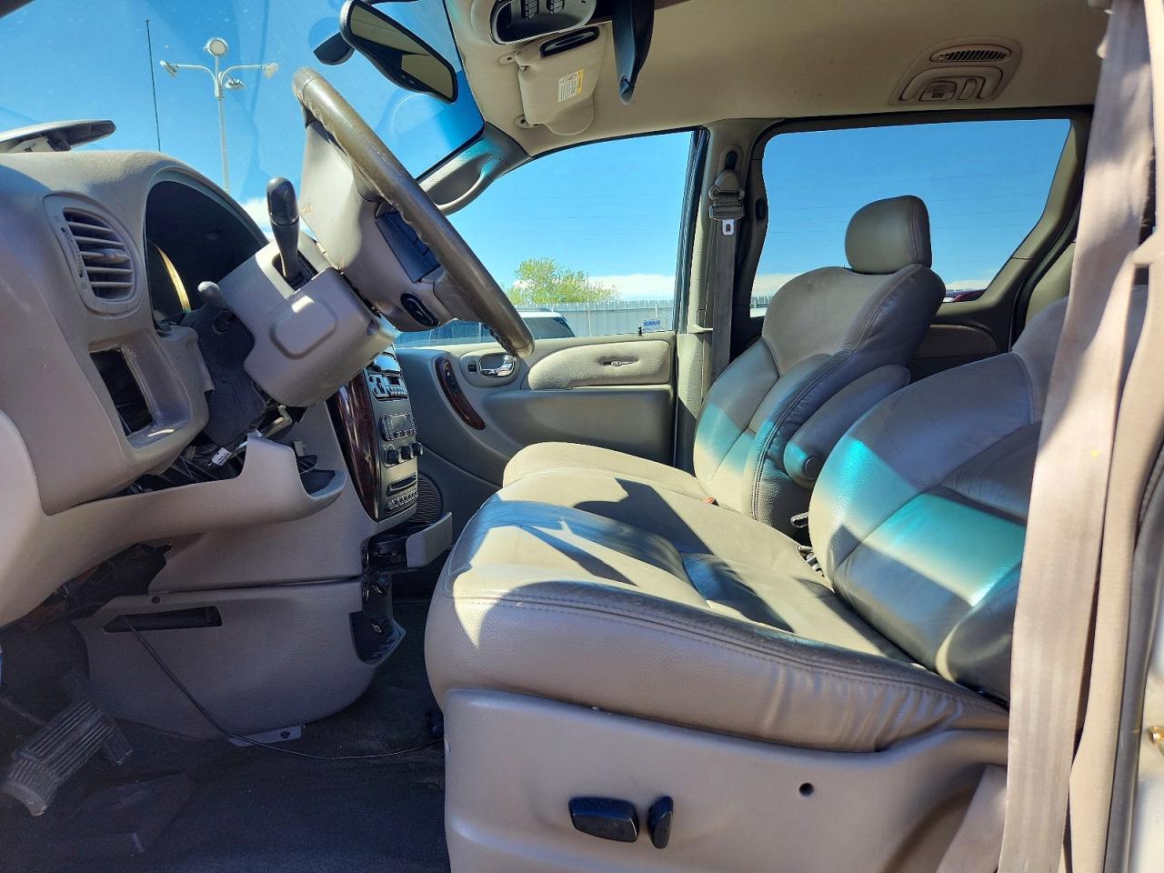 2003 Chrysler Town & Country Limited - Image 7