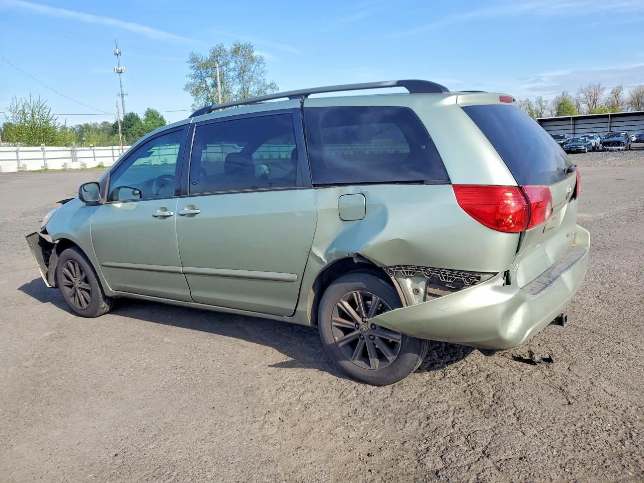 2008 Toyota Sienna Le 7-Passenger - Image 2