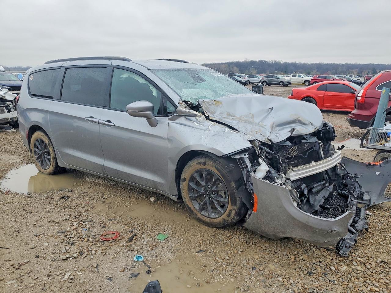 2021 Chrysler Pacifica Touring - Фото 4