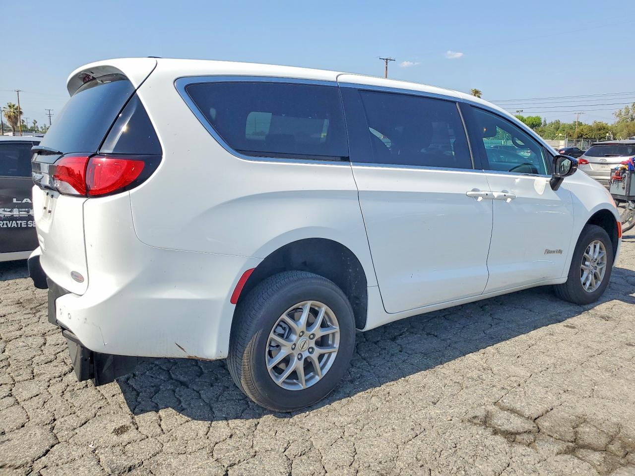 2025 Chrysler Voyager Lx - Фото 3