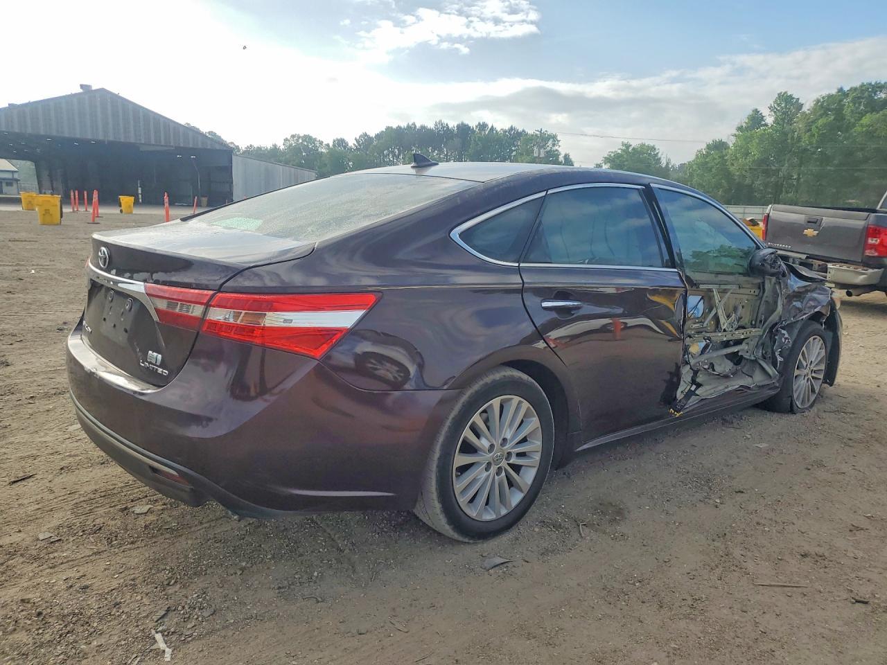 2013 Toyota Avalon Hybrid Limited - Image 3