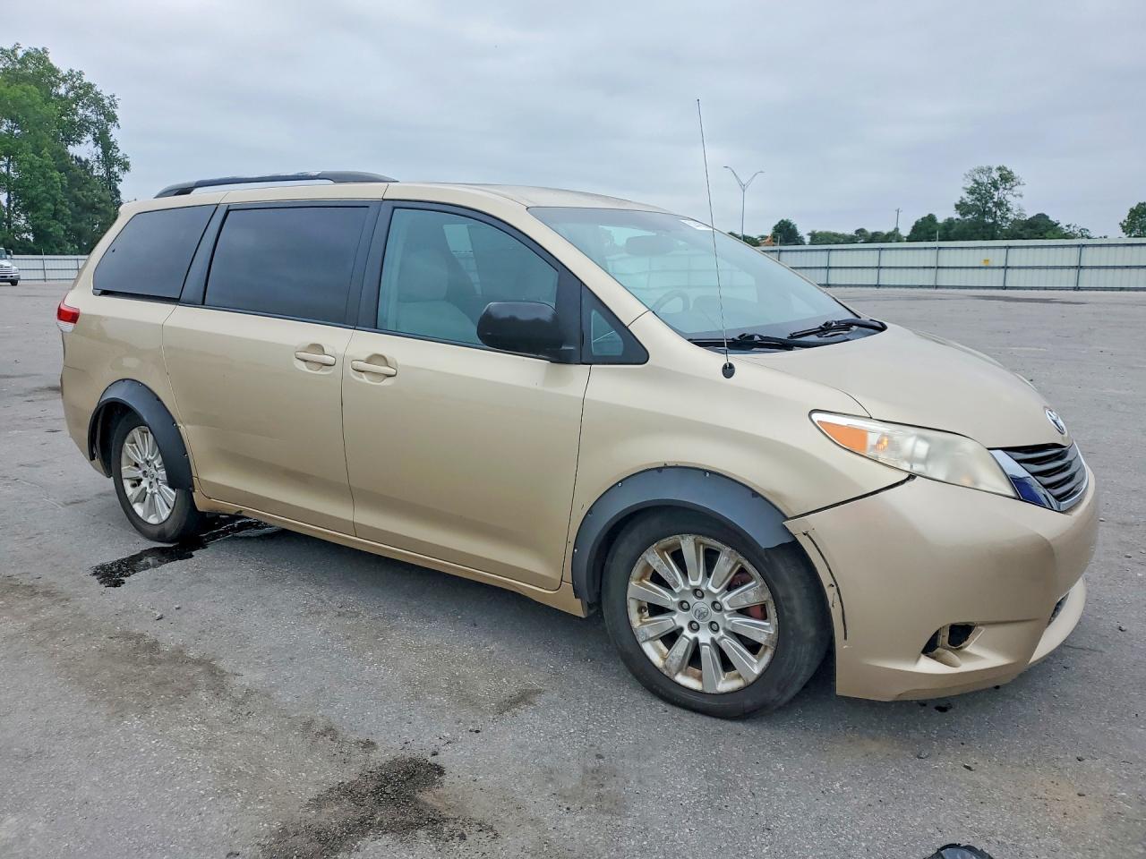 2011 Toyota Sienna Le 7-Passenger - Image 4