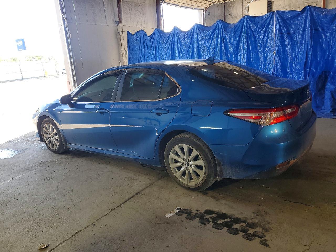 2020 Toyota Camry Le - Фото 2