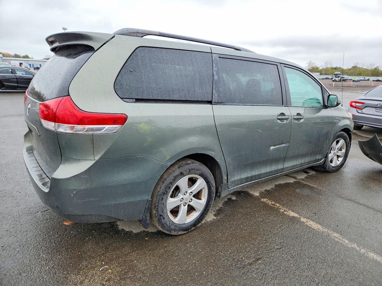 2013 Toyota Sienna Le 8-Passenger - Фото 3