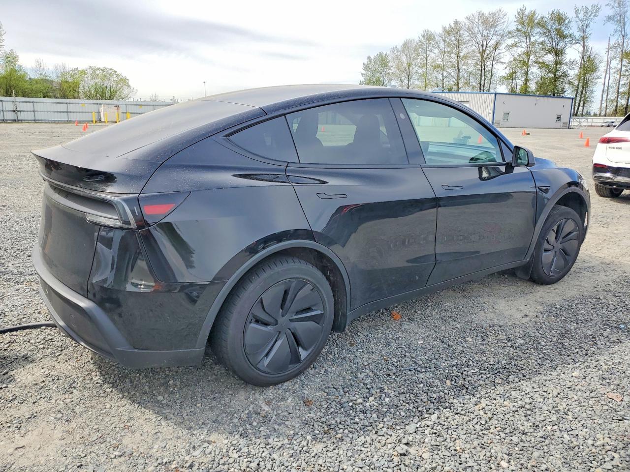 2026 Tesla Model Y - Фото 3