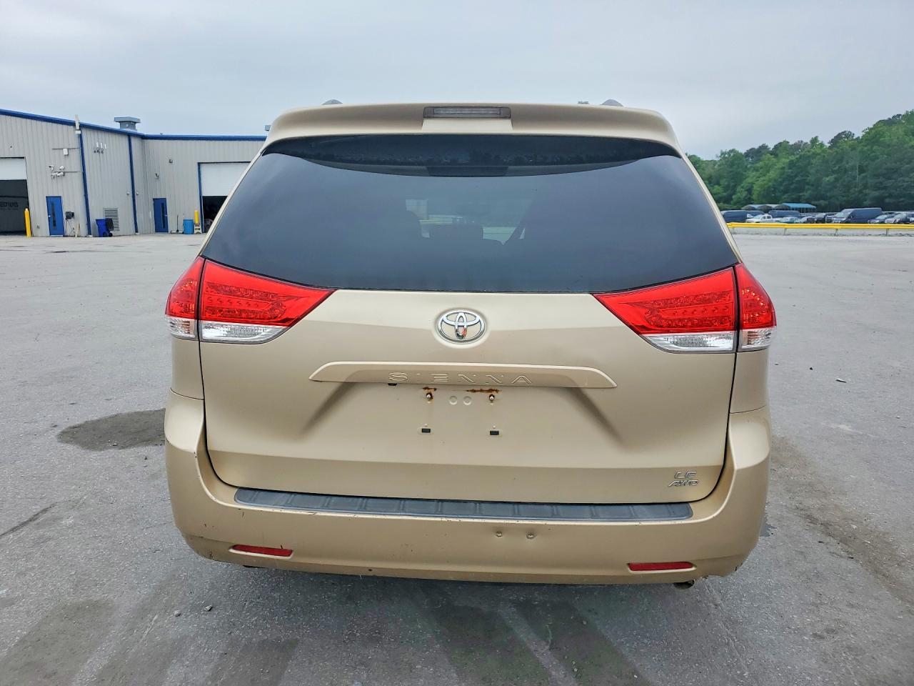 2011 Toyota Sienna Le 7-Passenger - Image 6