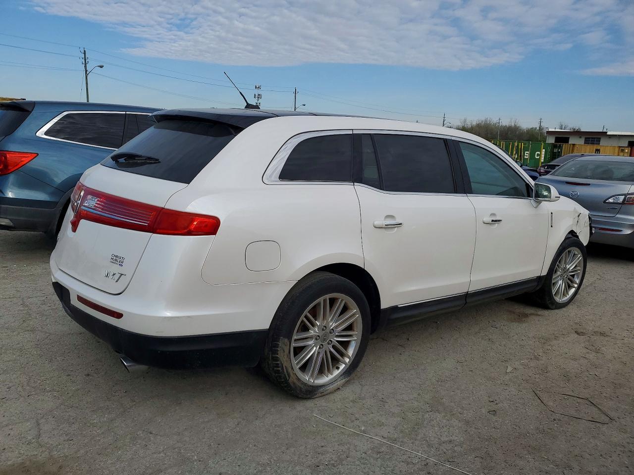 2018 Lincoln Mkt - Image 3